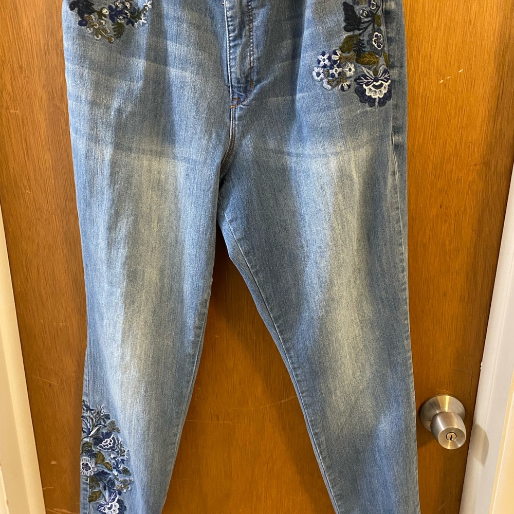 Nine West Light Blue Embroidered Cropped Jeans
